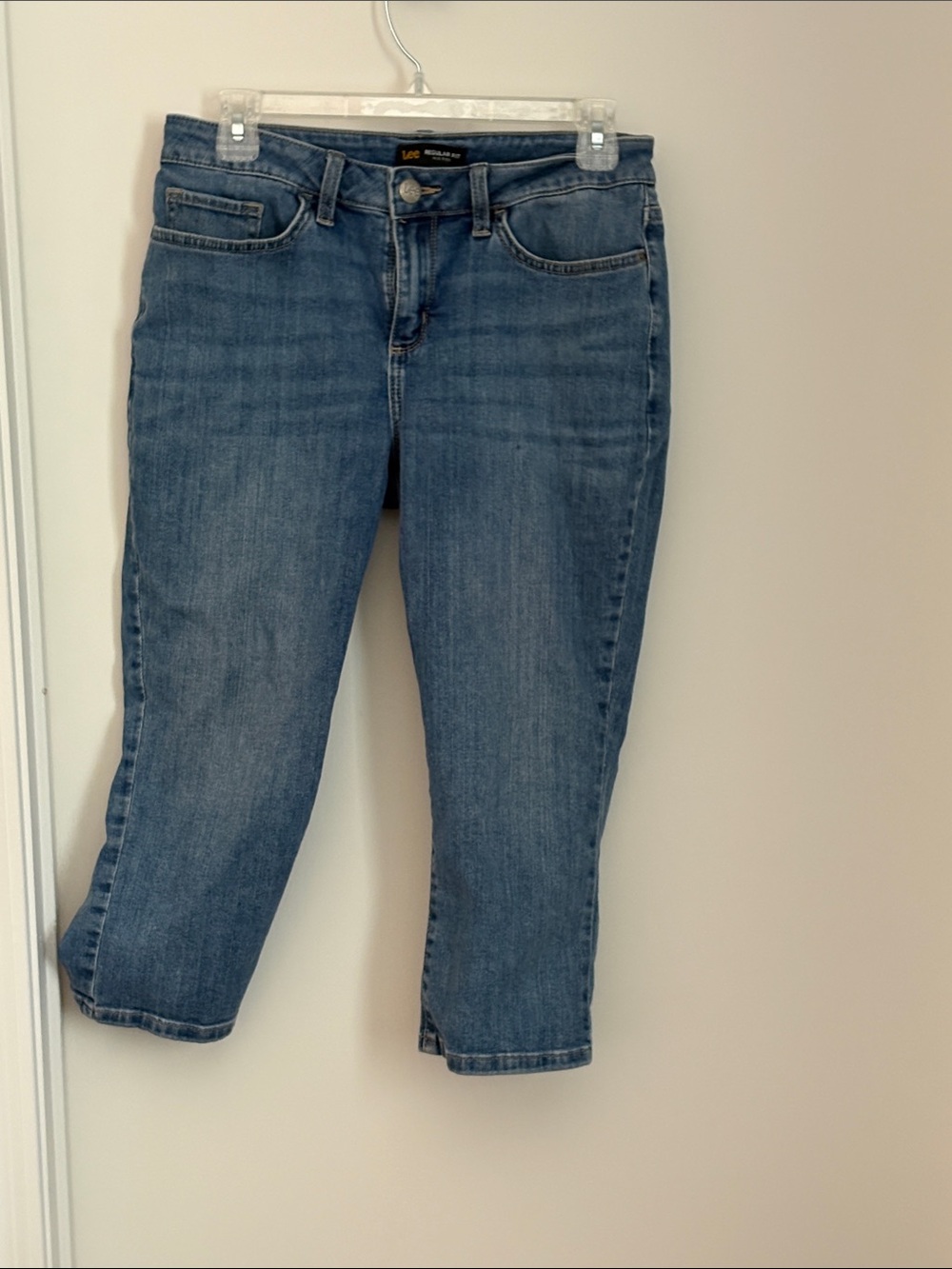Lee Cropped Ankle Jeans in Faded Blue Wash